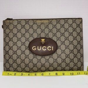 GUCCI Neo Vintage GG Supreme coated canvas wristlet pouch with tiger head plaque
